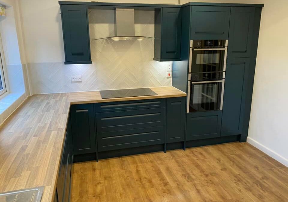 Handless Painted Shaker Kitchen Lyonshall